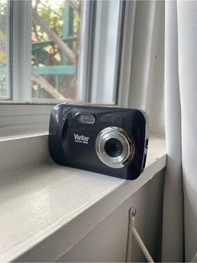 Black Compact Digital Vivitar Camera - Portable Point & Shoot